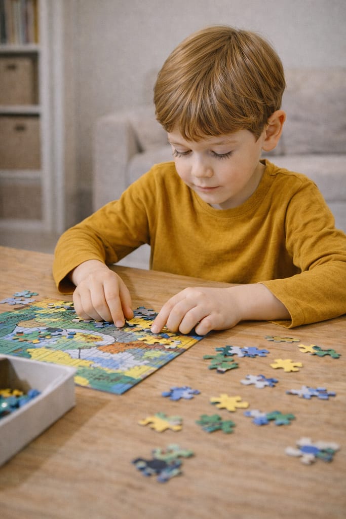 Comment choisir des activités pour renforcer la concentration et l’attention chez l’enfant enfant concentré réalisant une activité éducative calme à la maison